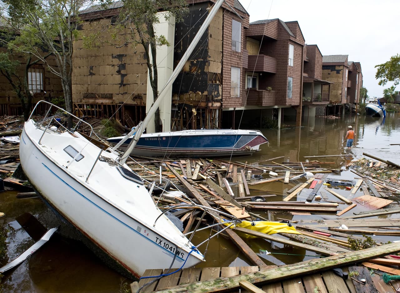 Desde entonces quedó en evidencia
<b><a href="https://www.univision.com/local/houston-kxln/houston-y-su-doble-amenaza-de-inundaciones-severas" target="_blank">la doble amenaza por inundaciones en la zona,</a></b> esto es por agua del mar empujada por fuertes vientos y por agua de las lluvias que traen las tormentas.