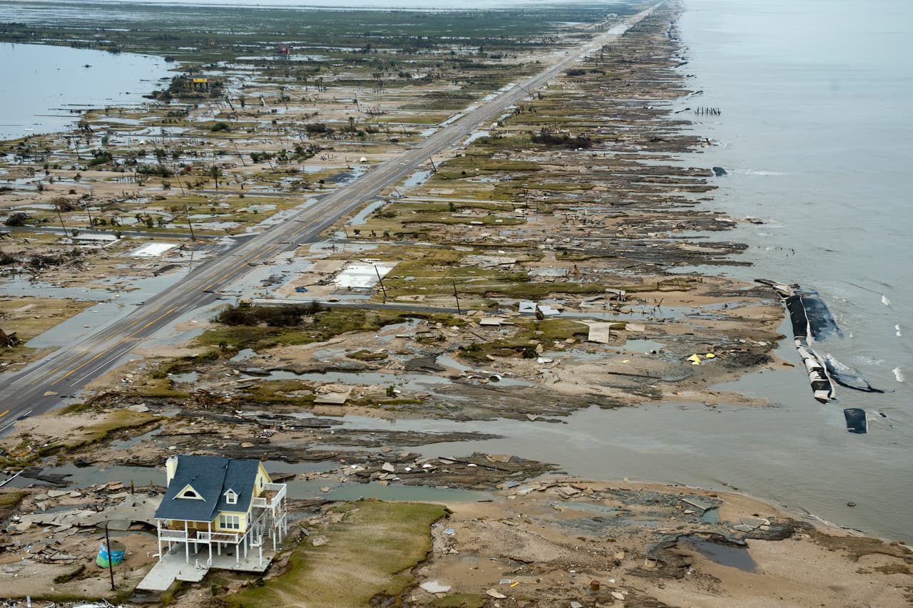 Ike dejó destrucción, inundaciones severas y causó la muerte a 74 personas en 16 condados de Texas tras tocar tierra en Galveston como un huracán de categoría 2.