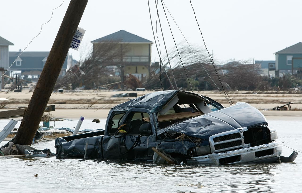 Hubo unas 27,000 millas de cables caídos.