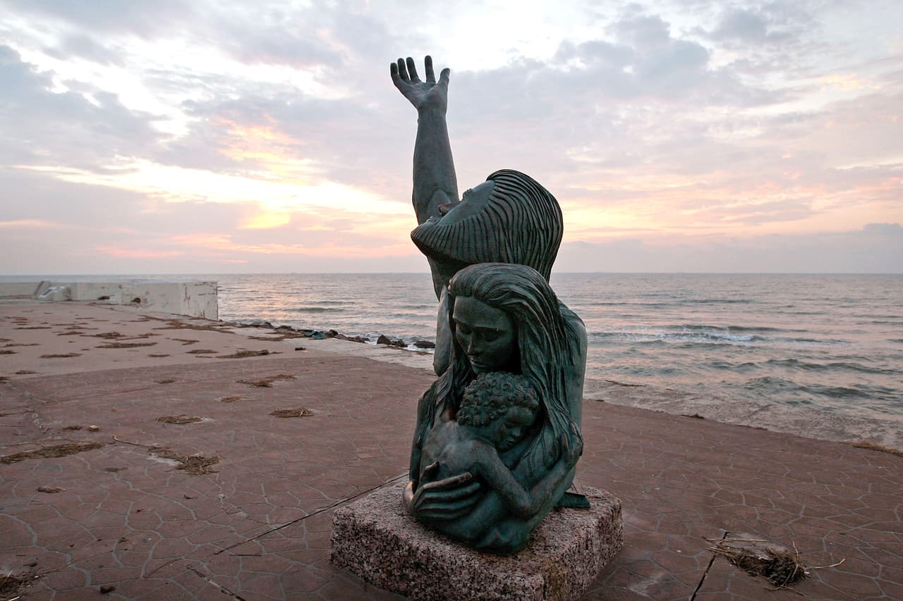 Sin embargo, el avance del proyecto de una barrera marítima se estancó por años y tuvo que venir otra gran tormenta,
<b><a href="https://www.univision.com/local/houston-kxln/houston-inundada-tras-la-llegada-de-harvey-fotos" target="_blank">el huracán Harvey en agosto de 2017,</a></b> para que se retomara el tema de la protección costera y se presionara a los gobiernos estatales y federales para la construcción de la barrera marítima, una iniciativa denominada "Ike Dike".