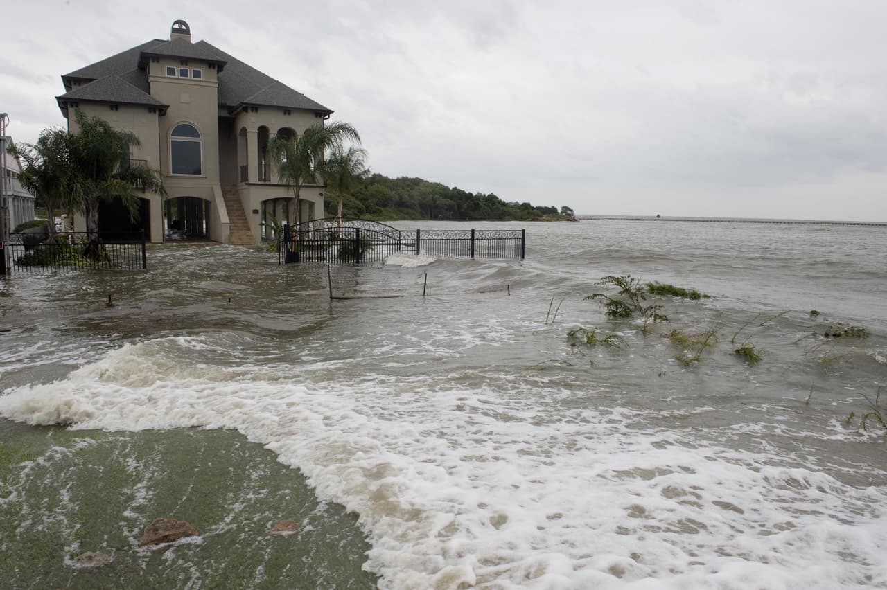 La marejada ciclónica alcanzó entre 15 a 17 pies en la Península de Bolívar.