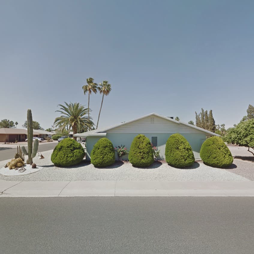 Cuando encuentro un lugar que me interesa, que nunca es un destino turístico, empiezo a buscar más y más, calle por calle, algunas veces durante días, hasta que un día encuentro algo que me gusta.