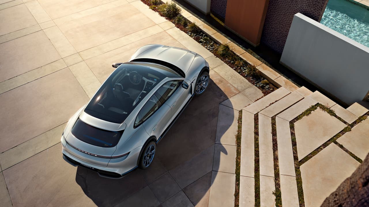 Las prestaciones del Porsche Mission E Cross Turismo rinden honor a las tradiciones del fabricante. Su planta motriz eléctrica genera 
<b>más de 600 caballos de fuerza </b>y le permite al vehículo acelerar de
<b> 0 a 60 millas por hora en 3.5 segundos</b> y alcanzar una 
<b>velocidad máxima de 155 millas por hora</b>. Todo esto gracias a su tren motriz 
<b>100% eléctrico</b> basado en una arquitectura de 800v.