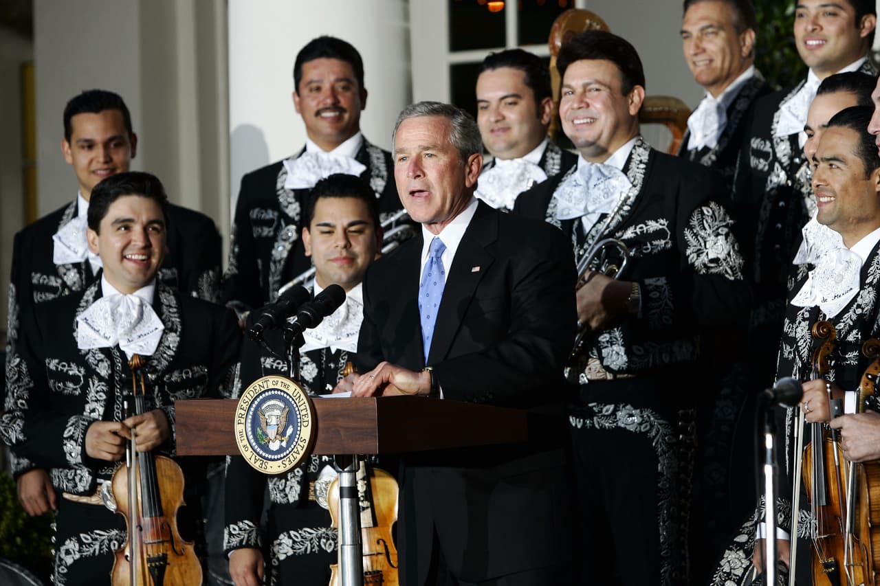 El presidente George W. Bush y mariachis, en la celebración del 5 de mayo en 2005.
<br>