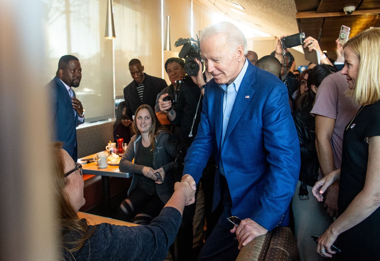 El exvicepresidente Biden visitó Oakland, California, el estado donde más se disputarán delegados el Supermartes, 415 en total.