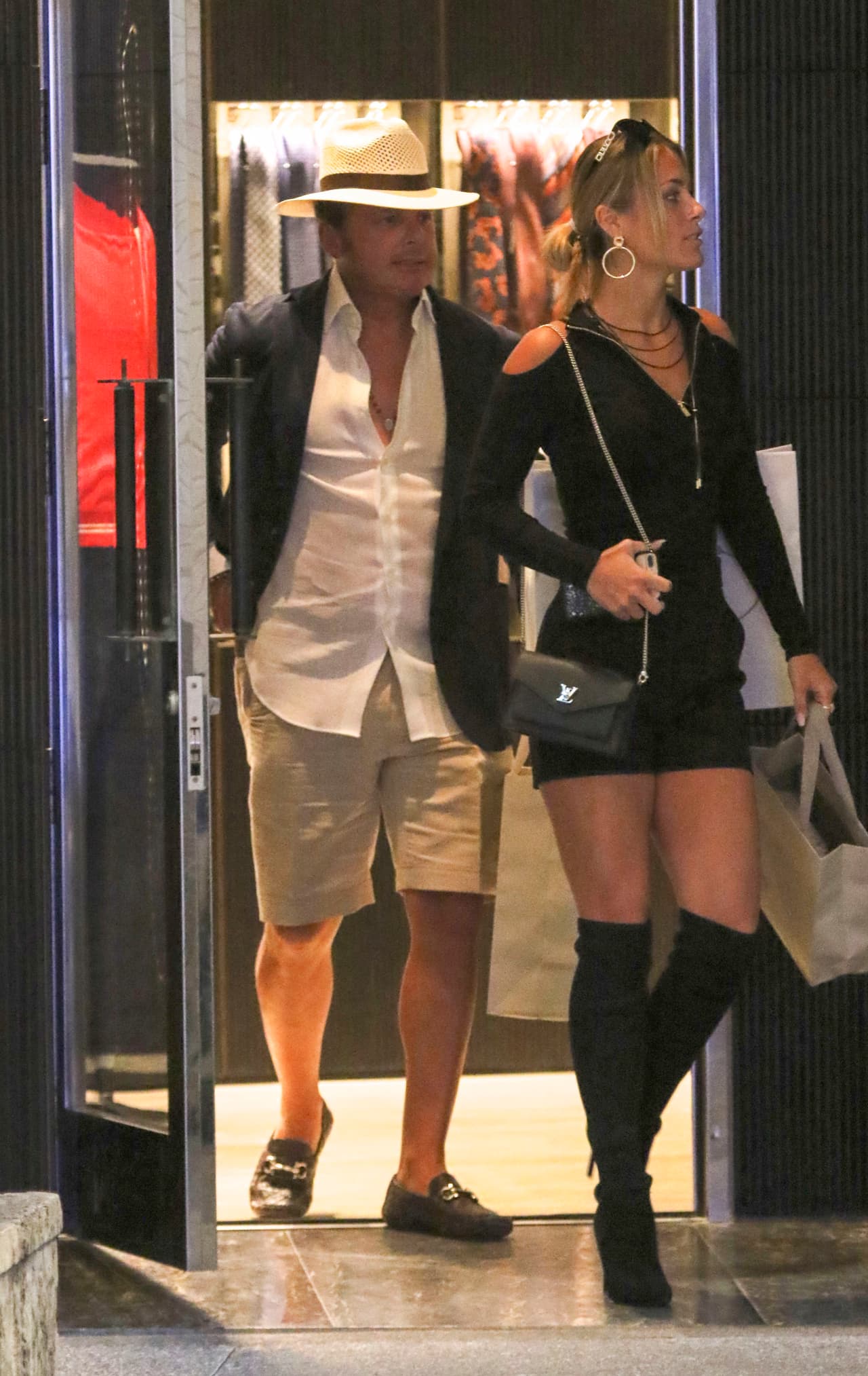 La rubia tiene 20 años y de acuerdo con reportes periodísticos comenzaron su noviazgo a partir de la gira '¡México, por siempre!'. 
<br>