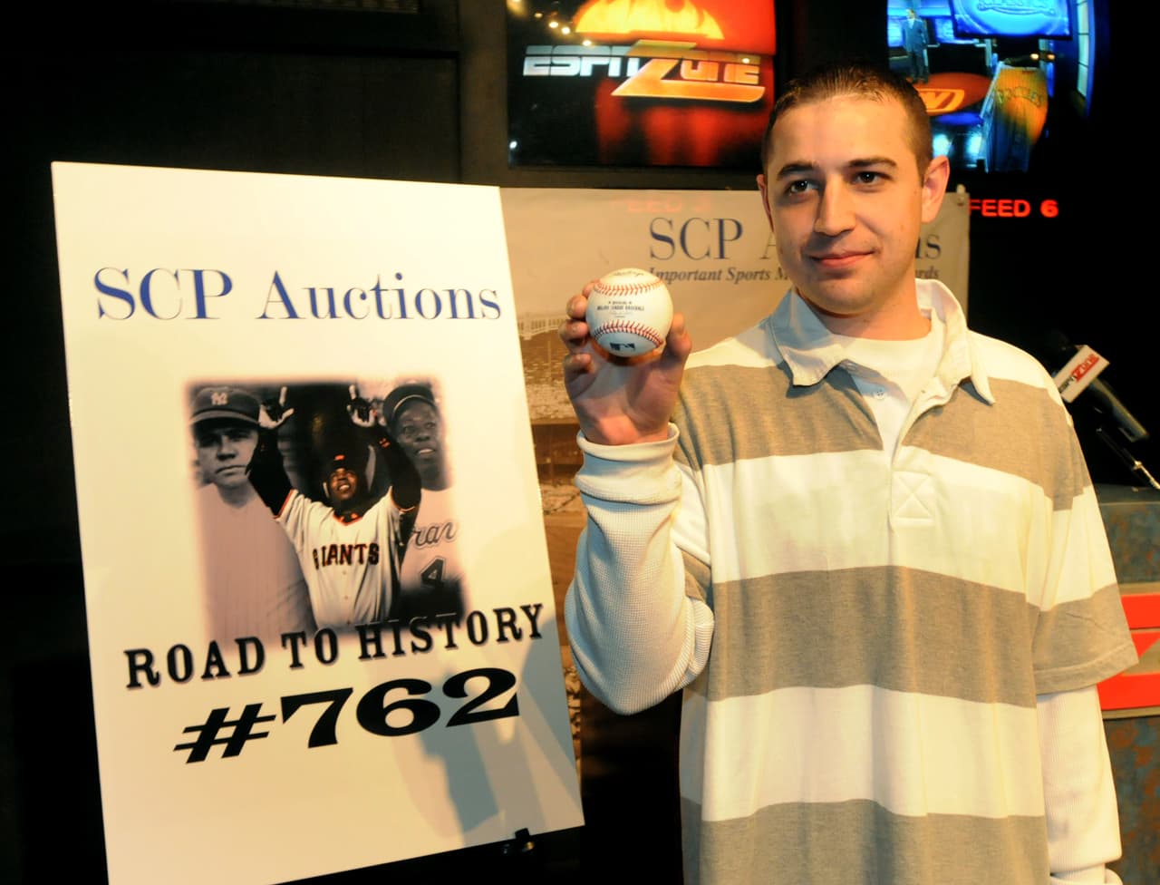 Un joven de 22 años de edad, fan de los Mets, capturó esa pelota y más tarde se subastó. Esa esférica se vendió por medio de una subasta, que derivó en más polémica.