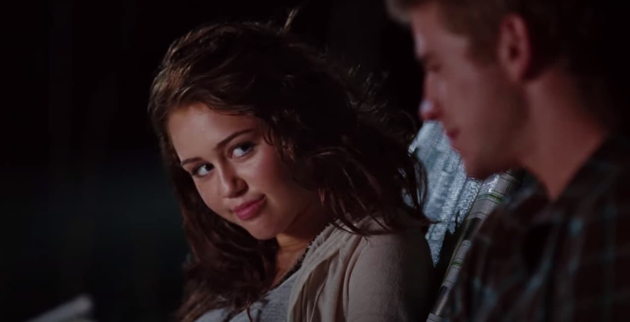 <b>Miley Cyrus</b>
<br>El sitio oficial del escritor Nicholas Sparks explica que estaba planeando una nueva historia cuando recibió una llamada de Disney diciendo que a
<a href="https://www.univision.com/entretenimiento/cultura-pop/nino-vendia-juguetes-tio-pudiera-ver-miley-cyrus-ella-lo-sorprendio">Miley Cyrus</a> le encantó 'A walk to remember’ y quería hacer algo similar. A partir de ese momento, Spark escribió la historia de ‘The last song’ pensando en la cantante.