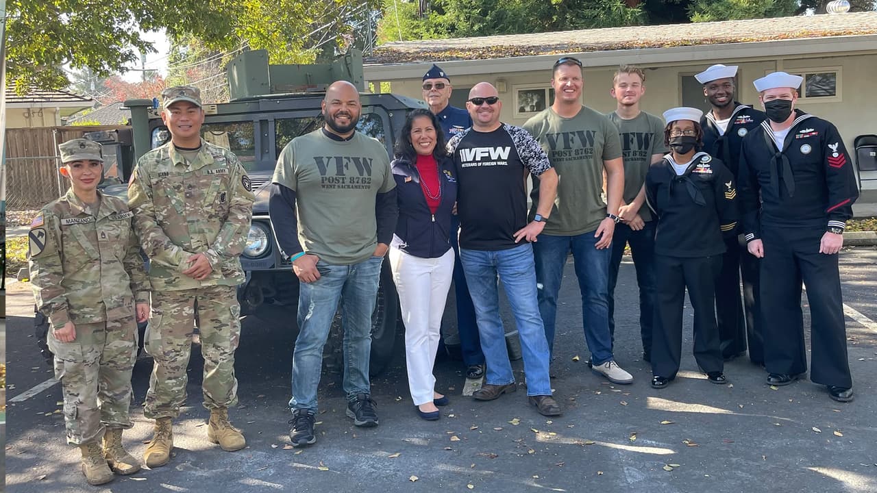 <b>Desfile y Almuerzo de Héroes en West Sacramento</b>
<br> • 
<b>Lugar: </b>El desfile inicia en 1100 Clarendon Street y finaliza en Park y Stone Boulevard, West Sacramento, CA.
<br> • 
<b>Horario:</b> Sábado, 11 de noviembre, comenzando a las 11:00 a.m. seguido de un almuerzo en el VFW Post 8762, 905 Drever Street.
<br> • 
<b>Actividades:</b> Organizado por el VFW, el evento incluye un desfile de homenaje y un almuerzo gratuito para veteranos, abierto al público con una comida disponible por $12. Se requiere identificación militar para los veteranos que deseen el almuerzo gratuito.