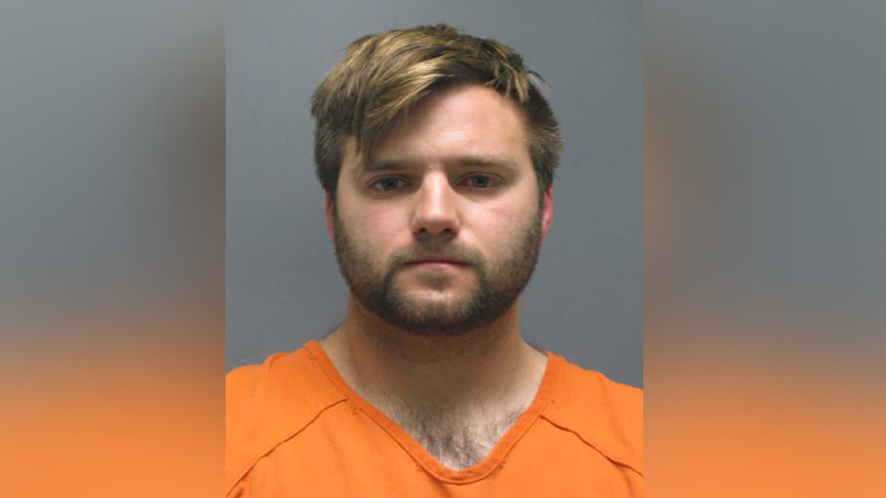 Maestro del distrito escolar de New Caney enfrenta cargos por abuso físico a sus hijos adoptivos