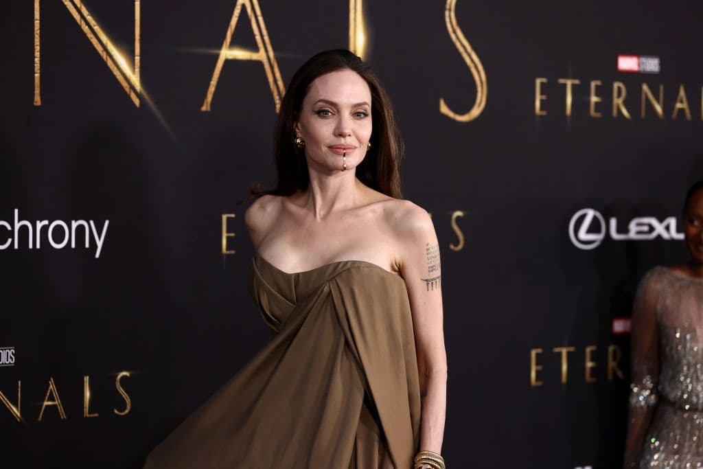 <b>Angelina Jolie </b>
<br>'Eternals' es la próxima película de Marvel y 
<a href="https://www.univision.com/shows/despierta-america/angelina-jolie-causo-sensacion-al-llegar-con-5-de-sus-hijos-a-la-premiere-de-la-cinta-eternals-video">Angelina Jolie</a> la protagoniza, junto con Kit Harrington y Salma Hayek.