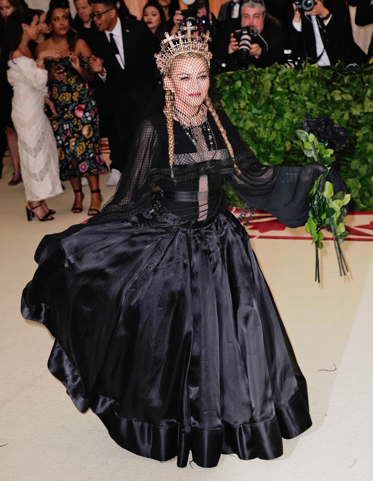 El año pasado, fue una de las celebridades que se robó las miradas de todos los asistentes por vestir este atuendo con motivos católicos completamente negro.