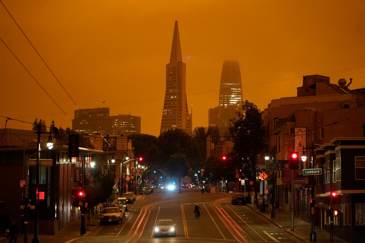 Una vista de la avenida Columbus de San Francisco bajo el cielo anaranjado. La oficina del Servicio Meteorológico Nacional para el Área de la Bahía dijo que había una “cantidad sin precedentes de humo en la atmósfera, ya que se quema un número récord de acres en California y el oeste”.
<br>