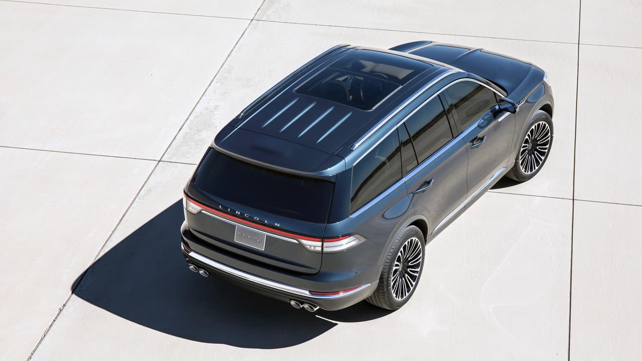 La mecánica y la tecnología de manejo de la nueva Lincoln Aviator permanecen bajo el
<b>velo del secreto</b>. Lincoln solo reveló que la nueva camioneta utilizará un motor
<b>V6 doble turbo</b>, pero no dio a conocer ni su desplazamiento ni su caballaje, así como tampoco reveló cual será la transmisión a utilizar, lo que nos hace pensar que podrían ser nuevas tecnologías.