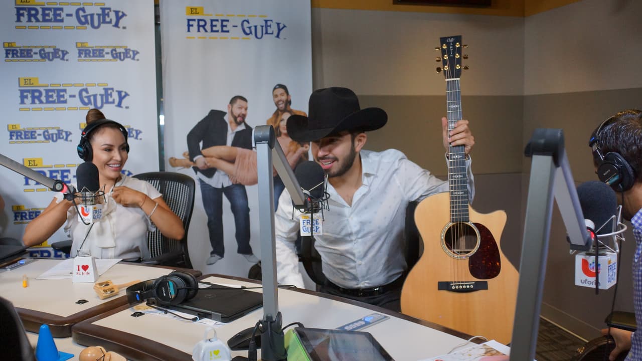 Joss Favela llegó con guitarra en mano a la cabina del Free-guey show y nos deleitó con su música.