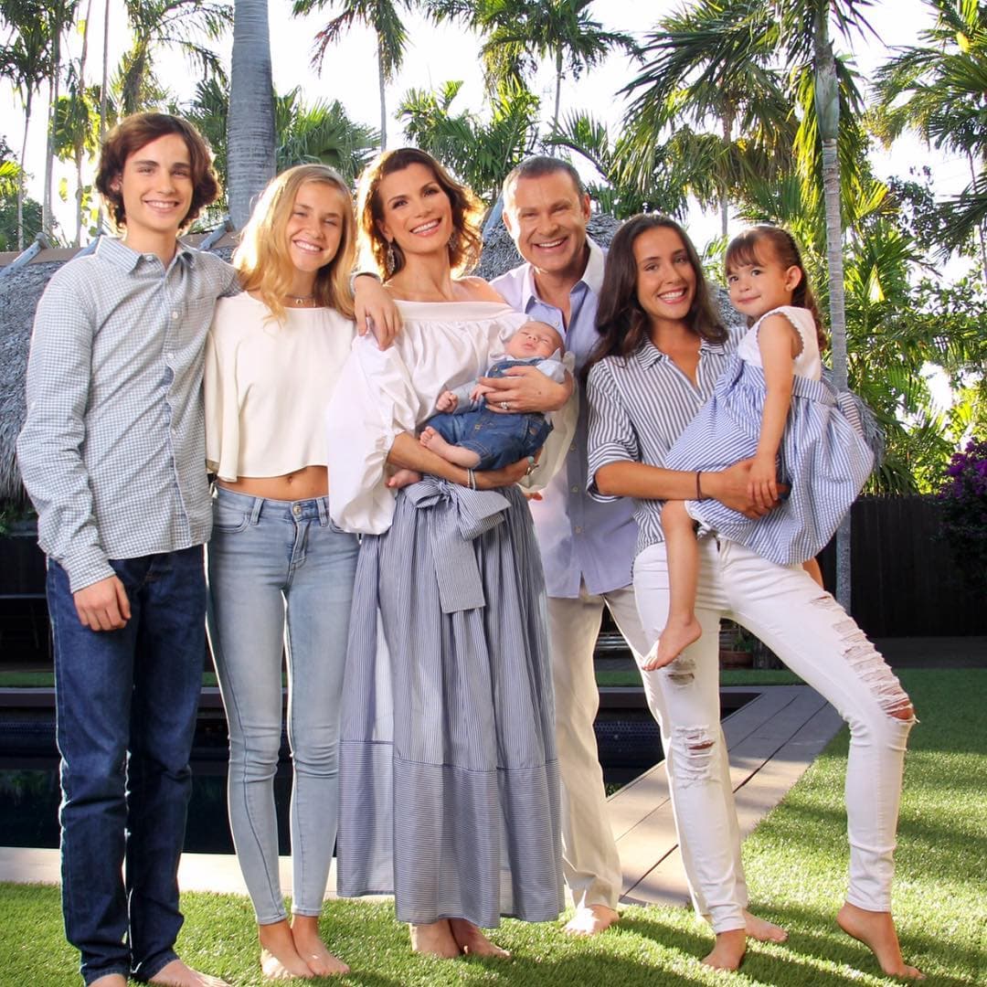 Siempre busca la oportunidad de unir a todos sus hijos y convivir con ellos al igual. Ser papá es de las cosas más especiales que le han pasado al conductor mexicano.