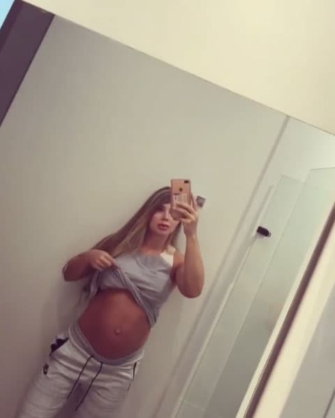 La actriz tiene 27 semanas de embarazo y así luce orgullosa su pancita.