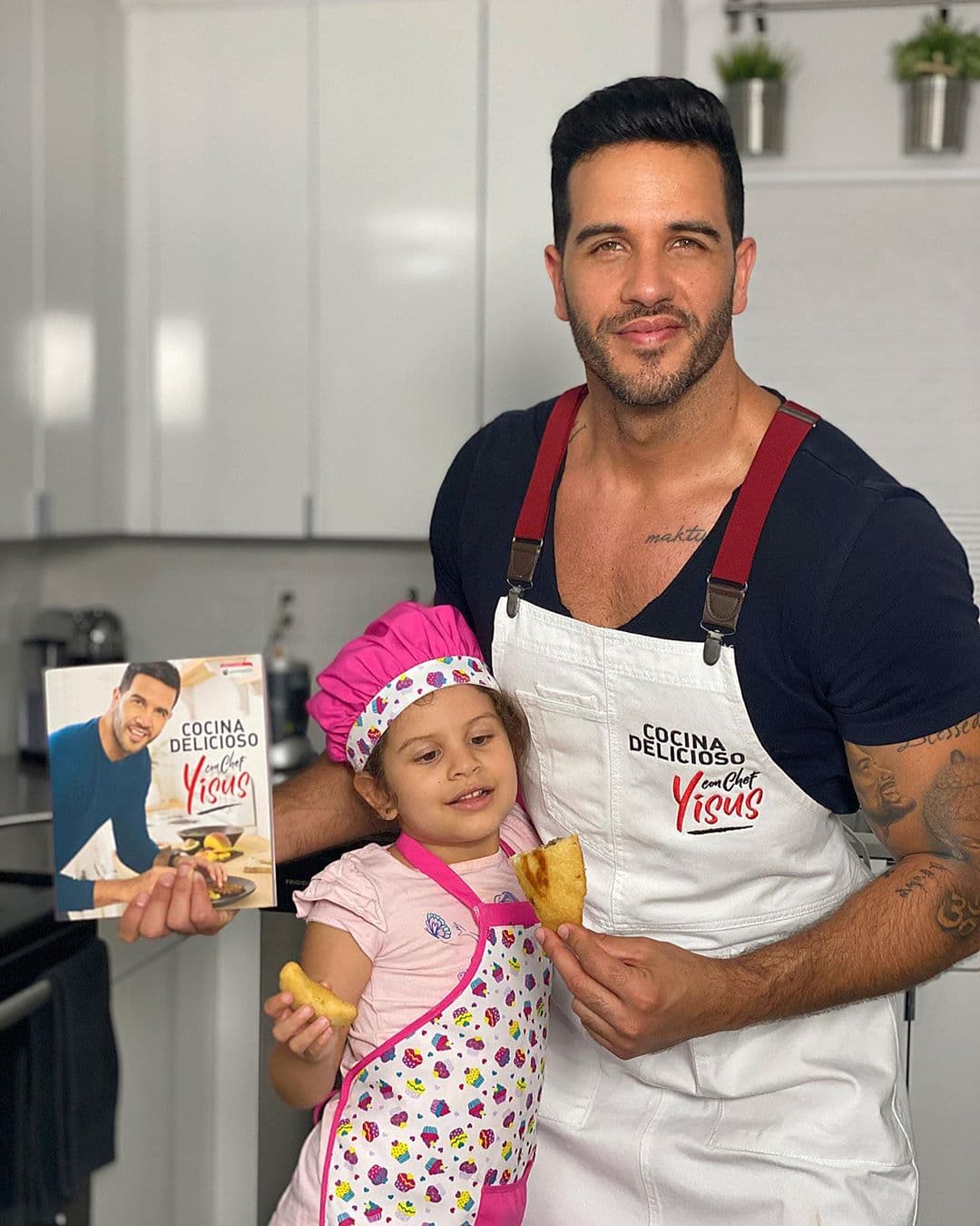 Aquí, acompañado de su adorada Anabella.