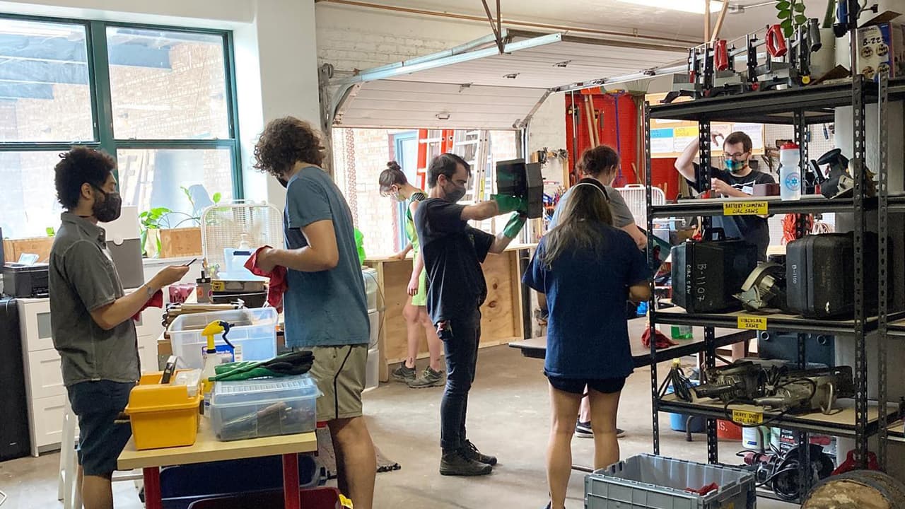 <b>Fiesta y venta de herramientas en Tool Library</b>
<br>Un evento para trabajadores o amantes del bricolaje. El programa contempla desde una exhibición artística con la pinta de un mural hasta demostraciones de herramientas. 
<a href="https://www.facebook.com/events/576282504223391/?acontext=%7B%22event_action_history%22%3A[%7B%22mechanism%22%3A%22discovery_custom_tab%22%2C%22surface%22%3A%22bookmark%22%7D]%2C%22ref_notif_type%22%3Anull%7D" target="_blank">Más información en esta página</a>. 
<br>
<br>
<b>¿Dónde?</b> Chicago Tool Library, 1048 W. 37
<sup>th</sup> Street. 
<br>
<b>¿Cuándo?</b> Sábado de 2 a 6 p.m.
<br>
<b>¿Precio?</b> El acceso y las actividades son gratuitas.