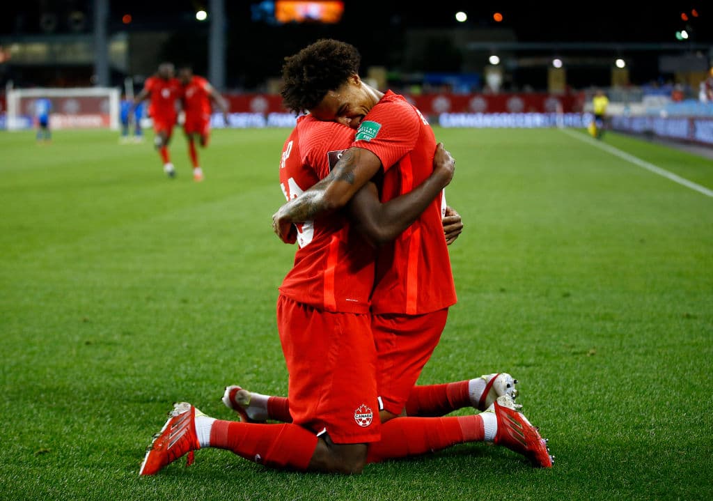 Atiba Hutchinson, Jonathan David y Tajon Buchanan fueron las estrellas canadienses que anotaron en la goleada 3-0 sobre El Salvador.