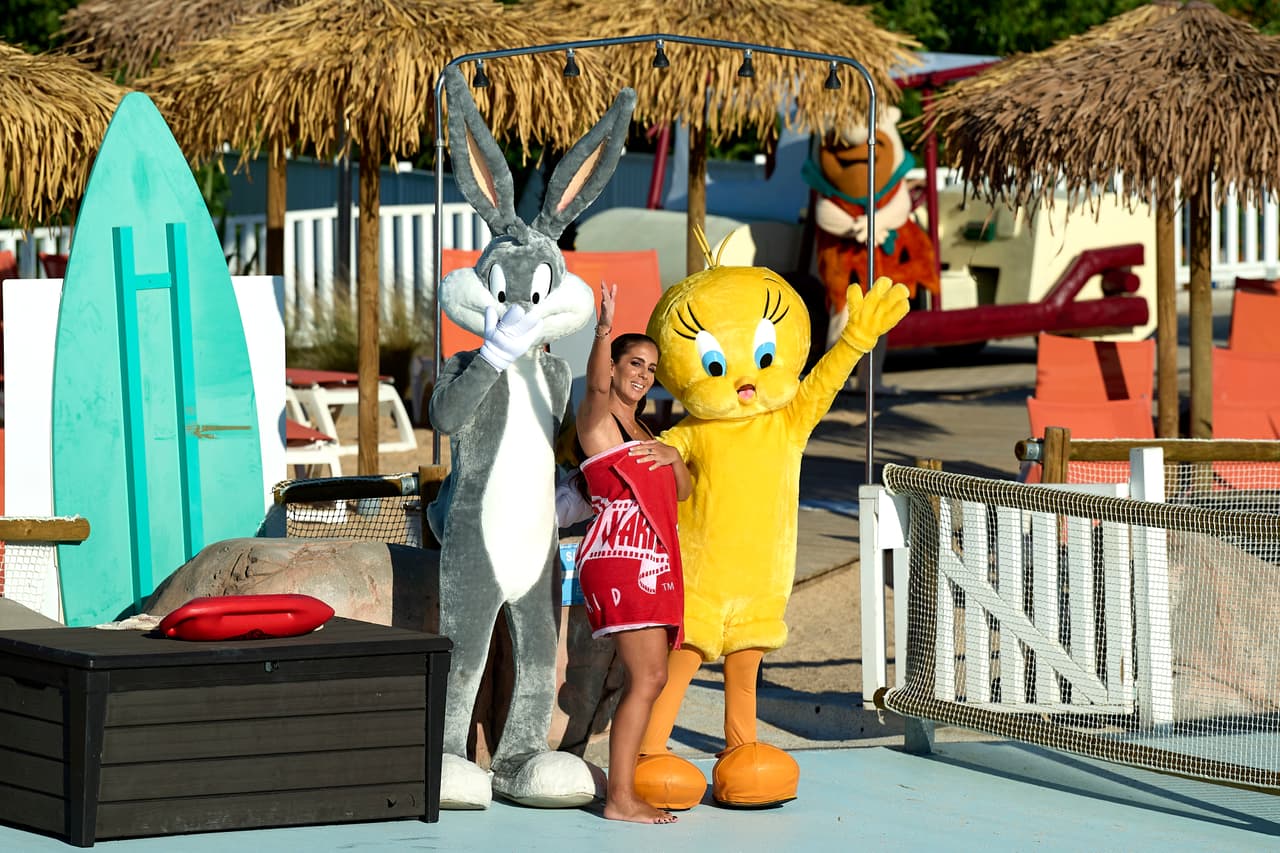 <b>Puesto 8. Parque Warner</b>
<br>
<br>Número de atracciones: 42
<br>
<br>Costo por atracción: 1.04 dólares
<br>
<br>Ubicación: Madrid, España
<br>
<br>Este parque al sur de la capital española está dividido en cinco áreas de atracciones diferentes,
<a href="https://www.parquesreunidos.com/en/parques/parque-warner-madrid/"><u>todas inspiradas en los personajes, películas y series de Warner Bros</u></a>.
<br>
<br>La investigación de Etias.com también tomó en cuenta los tiempos de espera en fila a la entrada de las atracciones, de esa forma calcularon la cantidad de paseos que se pueden hacer en un solo día.