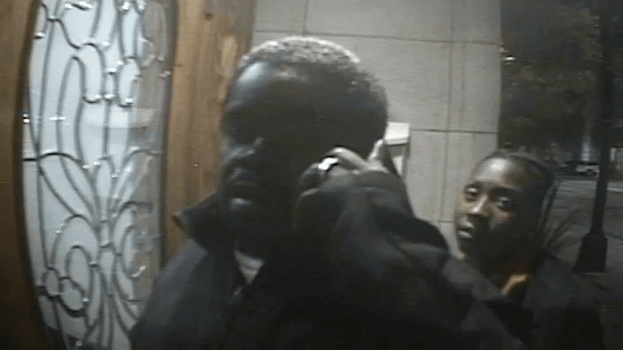 La policía de Chicago hizo públicas las imágenes de los 
<a href="https://www.univision.com/local/chicago-wgbo/entre-tres-personas-golpearon-brutalmente-a-una-mujer-en-lincoln-park-y-luego-la-asaltaron">tres hombres que le dieron una brutal golpiza a una mujer</a> antes de robarle dentro de su hogar.