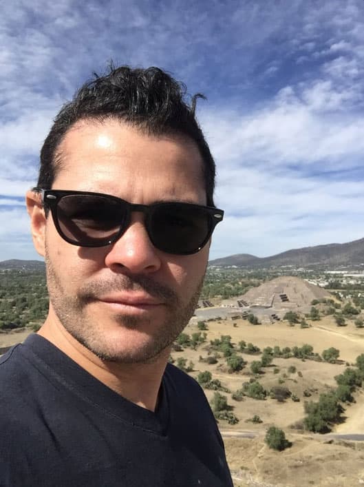 Inició haciendo teatro musical en la Ciudad de México mientras estudiaba actuación en el M&M Studio de Patricia Reyes Espíndola.