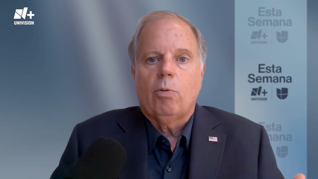Doug Jones acusa a Trump de buscar “suprimir votos” con ataques al voto por correo