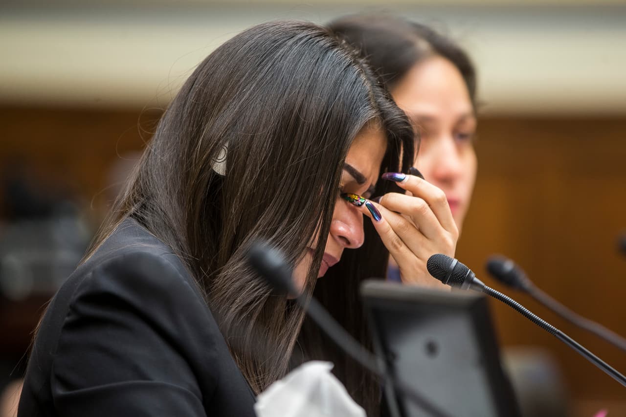 Yazmin Juárez, madre de la niña de 19 meses de nacida que murió bajo custodia de ICE, testifica durante el juicio.