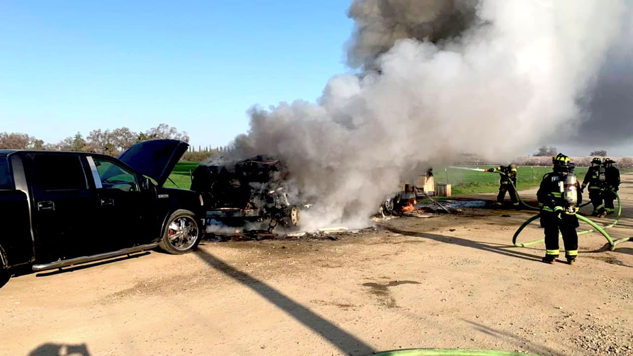 Hallan a dos personas muertas tras incendiarse el trailer donde vivían en el condado de Tulare