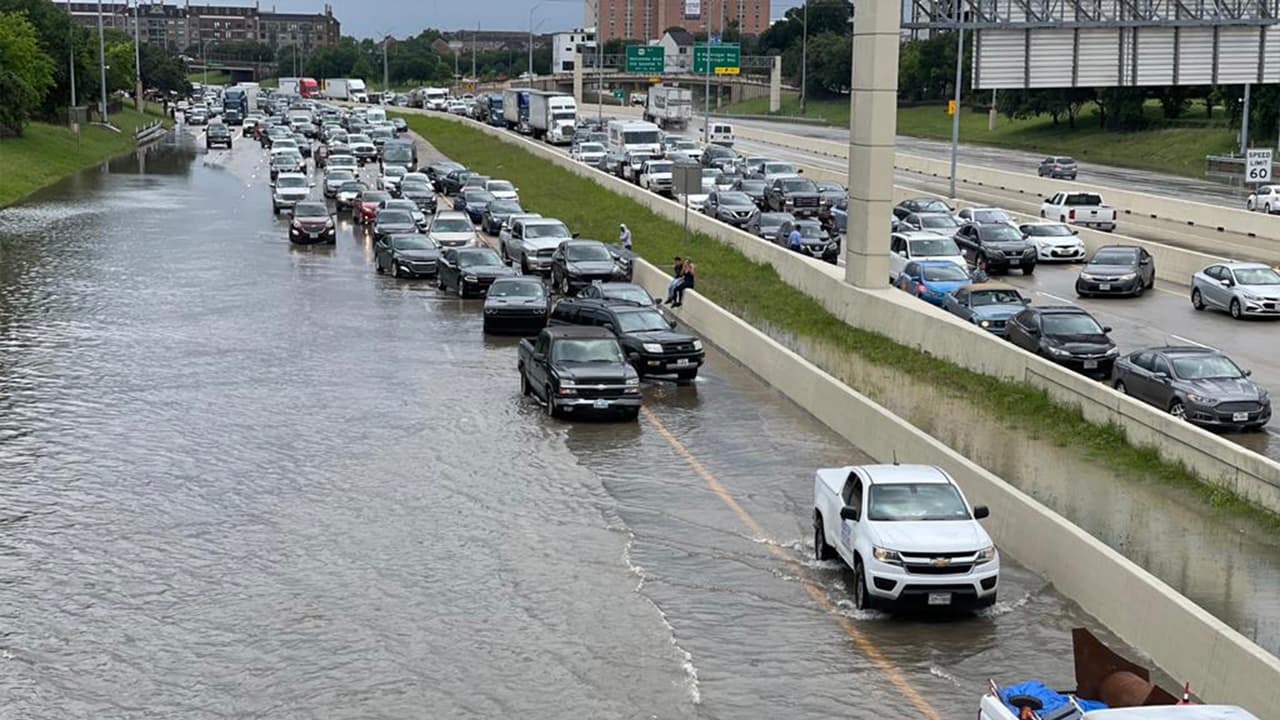 Si su vehículo comienza a patinar en la carretera, intente no entrar en pánico y mantenga agarrado el volante dirigiéndolo hacia donde usted quiere que vaya el auto. No pise el freno.