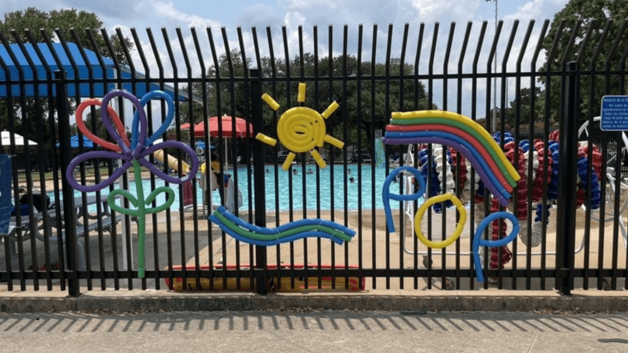 <h3 class="cms-H3-H3"><b>Pleasant Oaks</b></h3>
<br>Si vives en el este de Dallas, esta piscina te ofrece refrescarte muy cerca de casa sin tener que viajar a ningún parque de diversiones. Junto a la piscina también hay canchas de tenis, de futbol y béisbol. 
<br>
<br>
<b>¿Qué ofrece la piscina?</b>
<br>Sillas, una pared de escalar, una regadera exterior, estacionamiento, regaderas y una resbaladilla.
<br>
<br>
<b>¿Dónde está ubicada?</b>
<br>📍8701 Greenmound, Dallas, TX 75227
<br>
<br>
<b>¿Cuándo abren?</b>
<br>Lunes y martes, de 1 p.m. a 6 p.m. Los jueves están de 1 p.m. a 8 p.m. Por otra parte, los viernes y sábados está de 12 p.m. a 7 p.m.
<br>
<br>
<b>¿Cuándo cierran?</b>
<br>Miércoles y domingos.