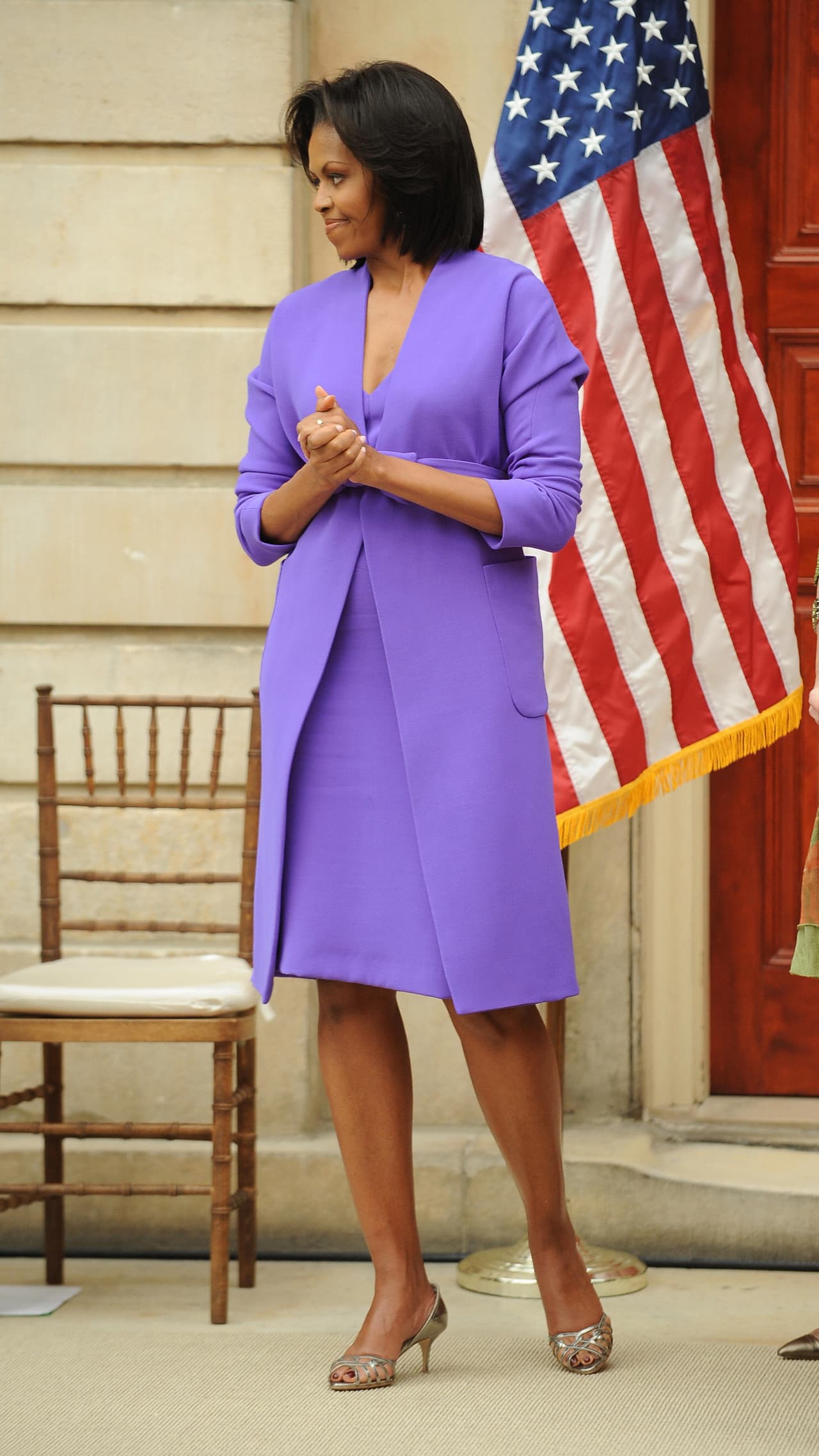 Este 'twin set' en un intenso lila fue la apuesta de la primera dama para asistir al Museo Metropolitano de Nueva York, en 2009.