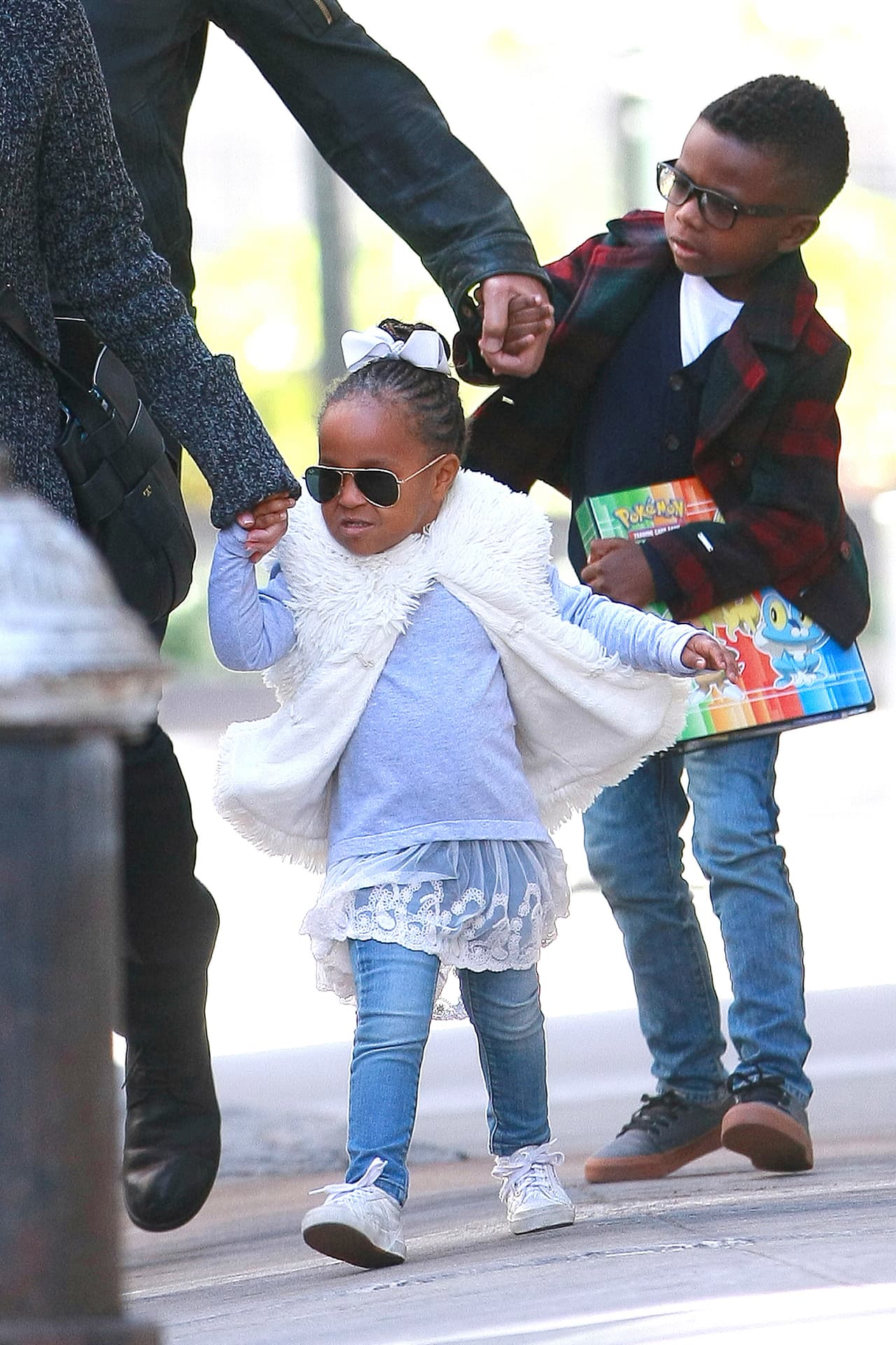 La nena con un coqueto moño y lentes de aviación.