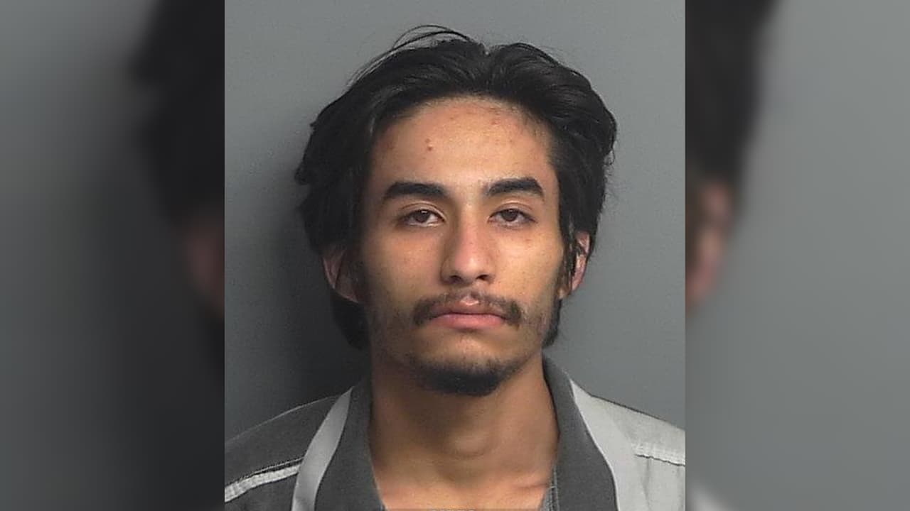 Alonzo Adan Pacheco, 21 años, acusado de amenazas con un arma mortal. Último domicilio conocido: Oak Chase Drive, Conroe, Texas.