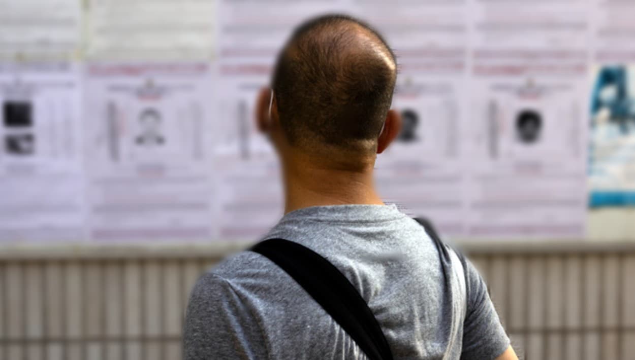 Para poder
<b>optar a las recompensas</b>, las personas que sepan
<b>dónde está alguno de estos fugitivos</b> deben ofrecer
<b>la información a las autoridades</b> utilizando uno de los
<b>siguientes métodos</b>:
<br>
<br>1. Llamar a la línea directa de
<b> Texas Crime Stoppers al 1-800-252-TIPS (8477).</b>
<br>
<br>2. Enviar una denuncia a través del
<b>sitio web de los 10 más buscados de Texas.</b>
<br>
<br>2. Hacer la denuncia a través de la página de Facebook.
<br>
<br>3. Enviar
<b> una denuncia a través de la aplicación móvil del DPS.</b>
<br>
<br>Todas las denuncias son anónimas, independientemente de cómo se envíen,
<b>y a los denunciantes se les proporcionará un número de denuncia en lugar de utilizar un nombre.</b>