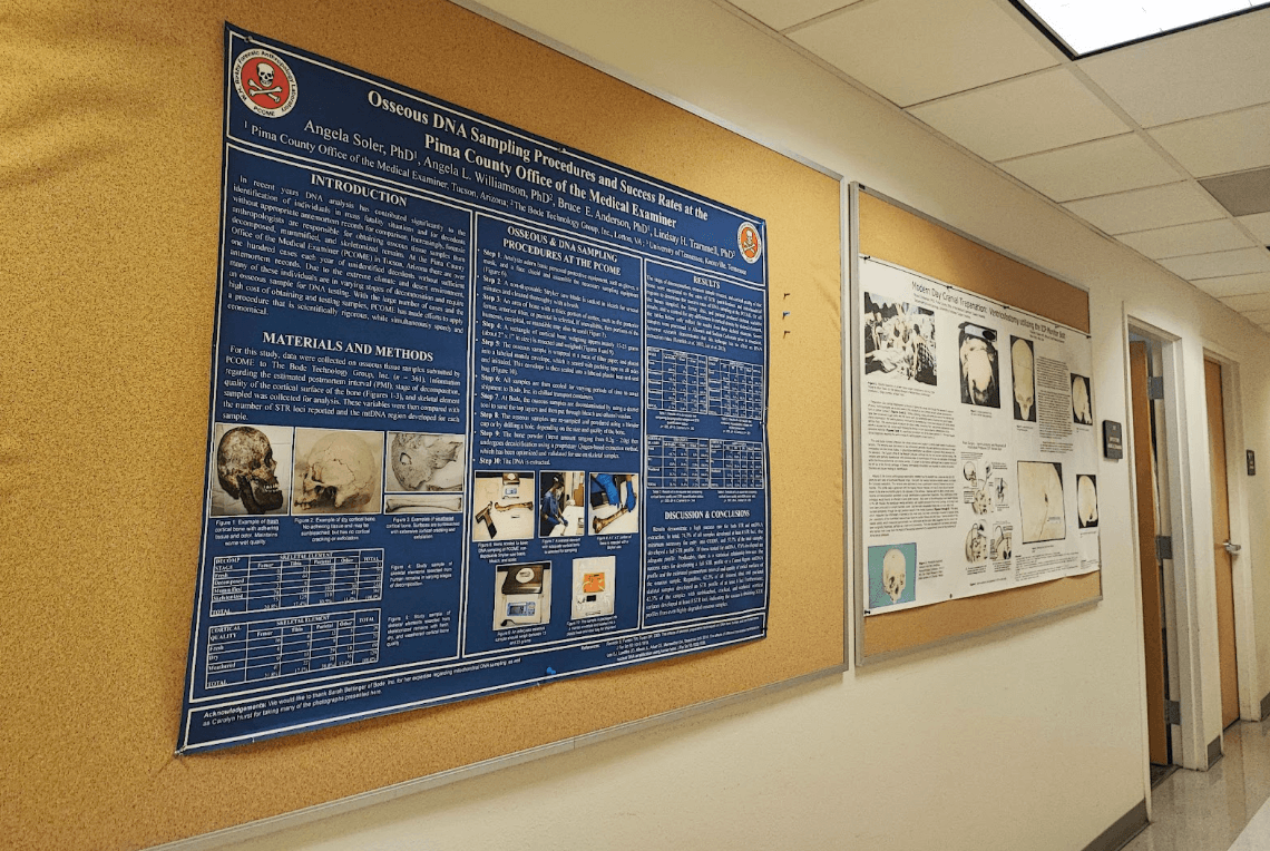 Los pasillos de la Oficina del Médico Forense del Condado Pima, al sur de Arizona.