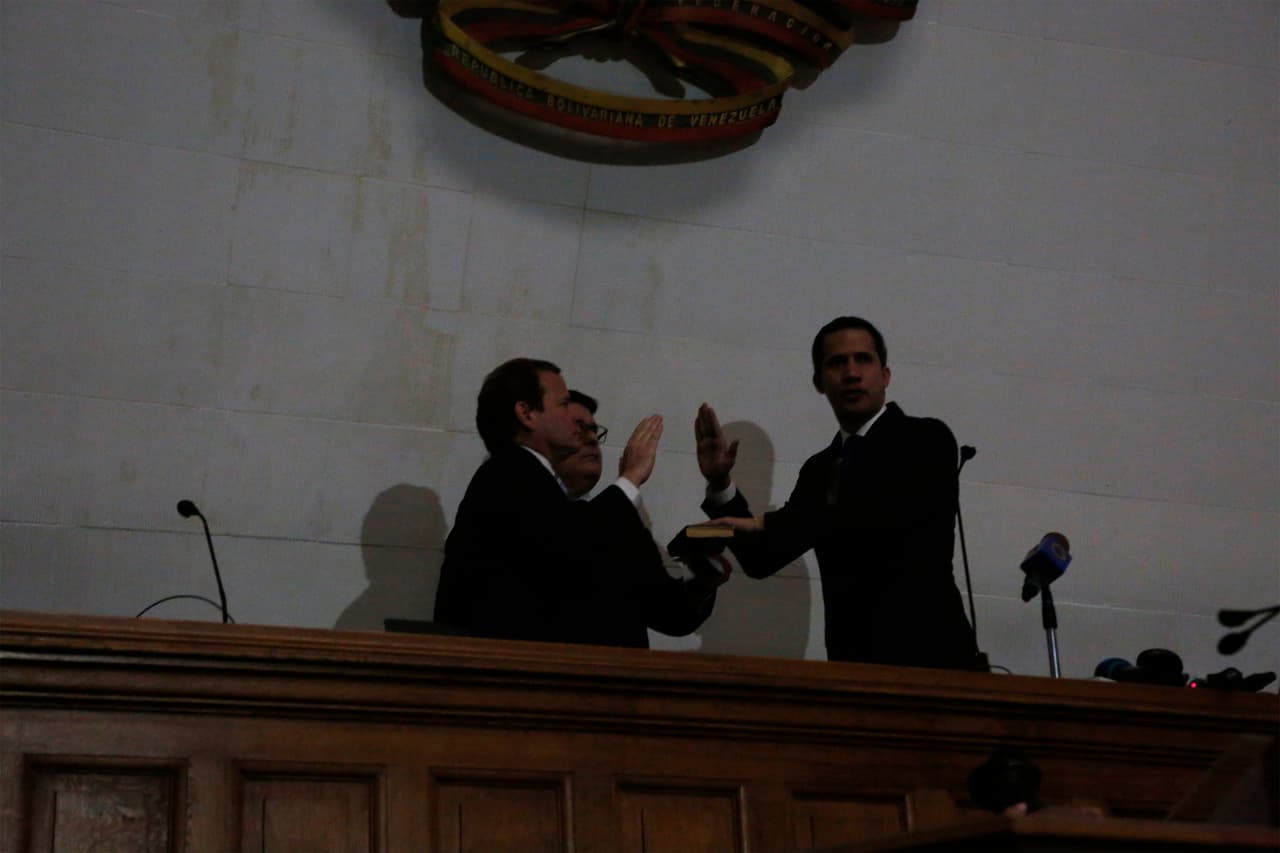 En la penumbra y con ayuda de las linternas de los teléfonos celulares, Juan Guaidó fue nuevamente juramentado como presidente de la Asamblea Nacional de Venezuela. Había recibido el lunes el apoyo del vicepresidente Mike Pence, quien en una conversación telefónica le ratificó el respaldo de Estados Unidos.
