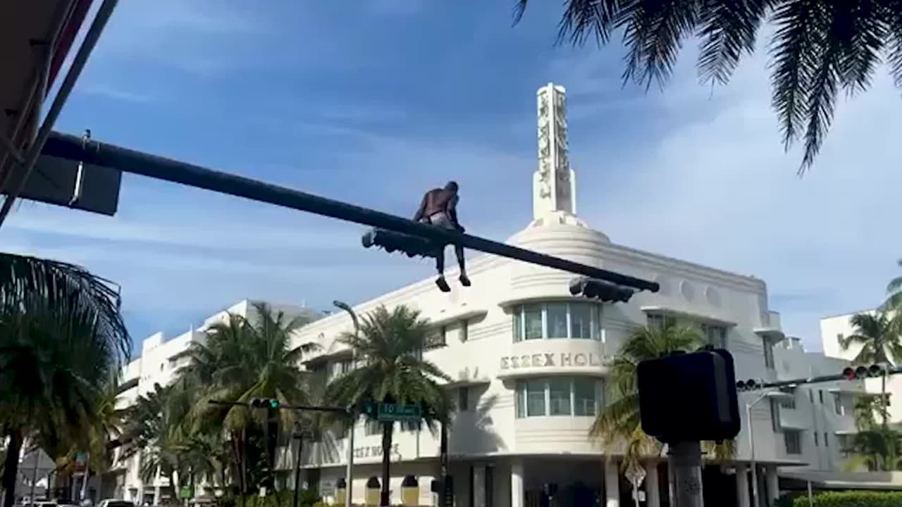 Lo arrestan tras escalar el poste de un semáforo y detener el tráfico en Miami Beach