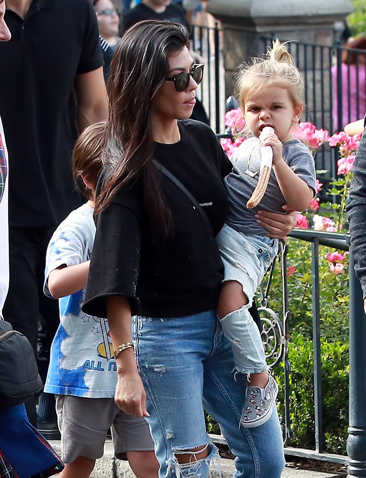 Kourtney, Scott y los chicos disfrutaron de juegos clásicos como 'It's A Small World', 'Thunder Mountain', 'Dumbo' y 'Mr Toad's Wild Adventure'.