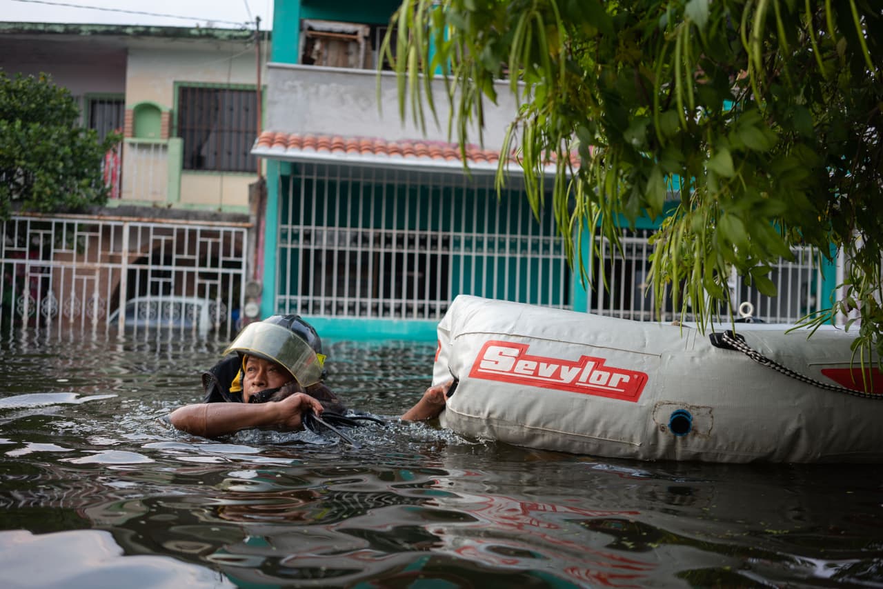 La semana pasada López Obrador defendió su decisión de abrir estratégicamente las compuertas de una presa hidroeléctrica, señalando que eso evitó una inundación peor en Villahermosa, la capital del estado de Tabasco, habitada por 350,000 personas. En la fotografía los servicios de emergencia ayudando a los afectados en Villahermosa el 11 de noviembre.