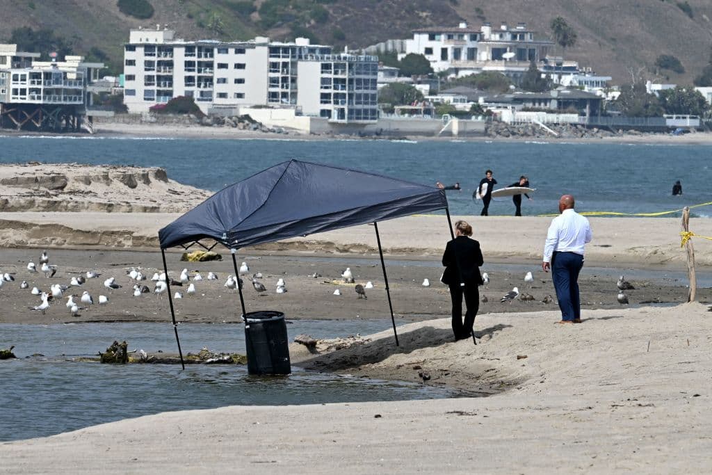 El barril fue divisado flotando en la zona desde la tarde del domingo, 30 de julio. Sin embargo, la marea alta no lo acercaba lo suficiente a la laguna en Malibú.