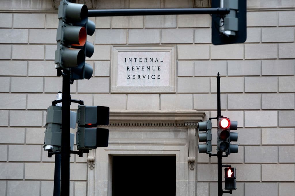 ¿Todavía esperas que procesen tu declaración de impuestos? El IRS planea contratar miles de trabajadores para aliviar la demora