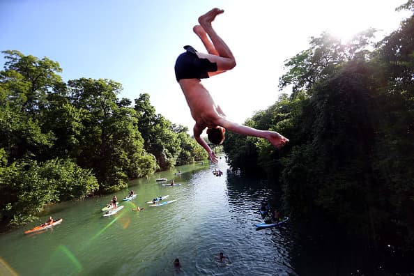 El cierre de Barton Springs y Deep Eddy entró en vigencia el 30 de junio.