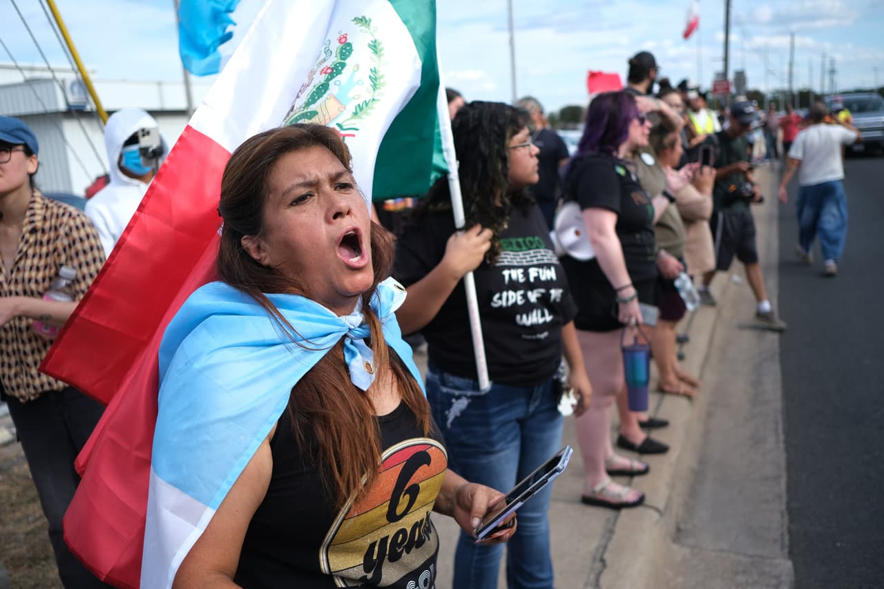 Personas protestan en el lugar donde, según las autoridades locales, un agente de ICE disparó e hirió a un hombre en Austin, Texas, el domingo 20 de septiembre de 2026.