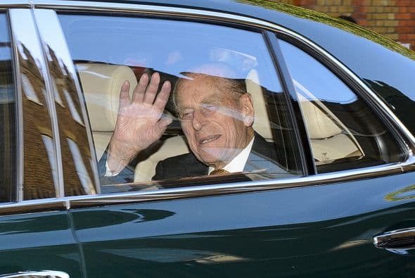 El principito George llegó con sus padres, Príncipe William y Catherine, Duquesa de Cambridge, para su bautizo en St. James's Palace este 23 de octubre de 2013. El bebe tenía un traje elaborado en satín, réplica de uno que se usó para el bautizo de la hija mayor de la Reina Victoria en 1841. Estaban presentes, entre otros, la Reina Isabel y el príncipe Felipe. El Arzobispo de Canterbury, Most Rev. Justin Welby, recibió a los visitantes a la entrada de la iglesia. El bebé tendrá siete padrinos, entre ellos Zara Tindall, hija de la princesa Ana; Oliver Baker, amigo de la universidad de William y Catherine; Emilia Jardine-Paterson, que fue a la escuela con Catherine, y William van Cutsem, amigo de la infancia de William.
