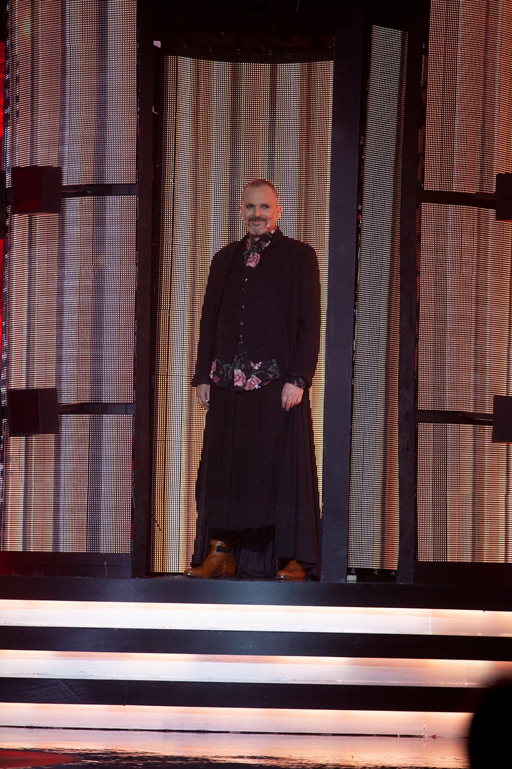 A sus 63 años de edad, Miguel Bosé está mostrando su lado más paternal en reality show infantil.