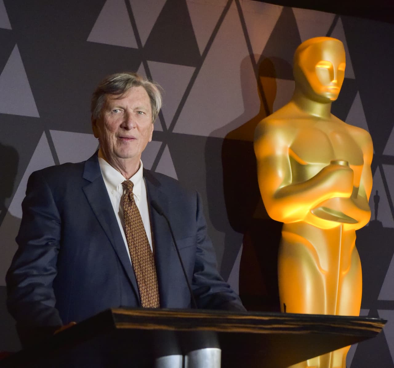 Al finalizar el anuncio de las nominaciones, John Bailey, presidente de la Academia de Cine de Hollywood, recibió una estatuilla por parte de los Premios Platino.