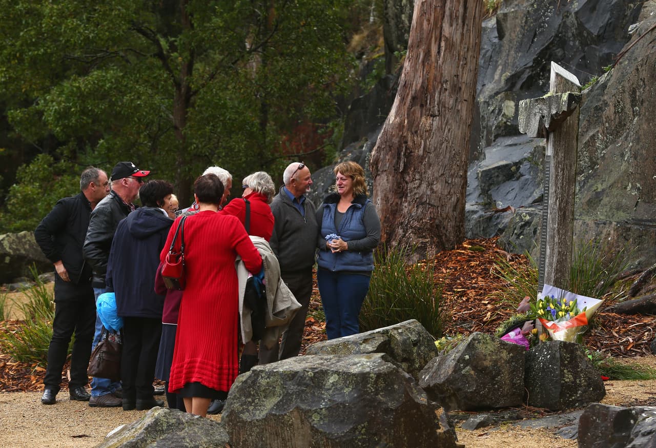 La forma como se legislaba sobre las armas de fuego en Australia cambió radicalmente en 1996. En abril de ese año un sujeto con un arma semiautomática disparó a mansalva a decenas de personas en una popular zona turística de Port Arthur en la isla australiana de Tasmania. En total, 35 personas murieron. En esta foto se ve a los familiares de las víctimas reunidos 20 años después de la tragedia. 
<br>