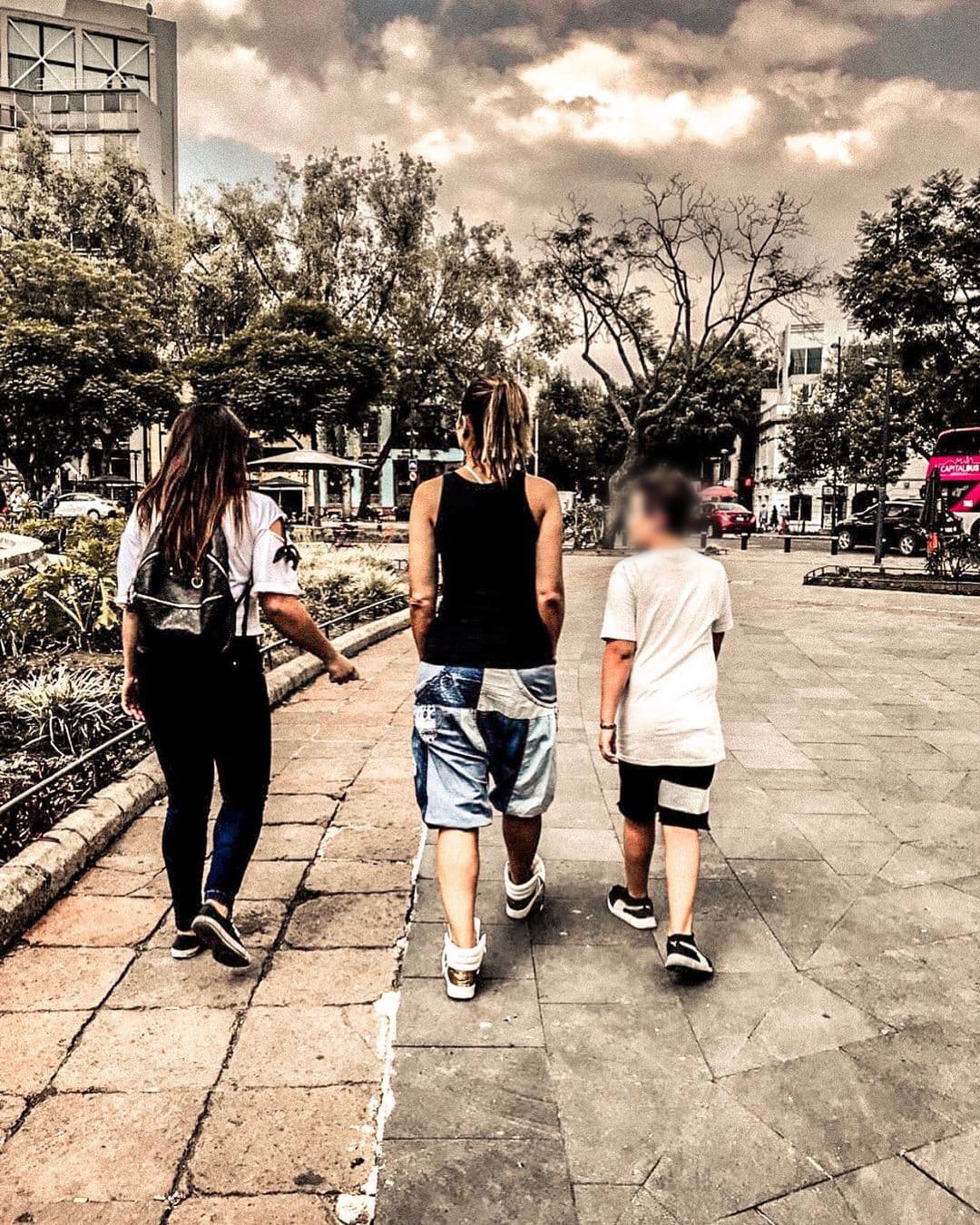 Relató que se encontraban en Argentina cuando Rulli le comunicó del derrame y le informó que debía viajar de urgencia a España. El actor le pidió "ver cómo se lo manejábamos a Santi, porque es muy sentimental en ese sentido", dijo ella.